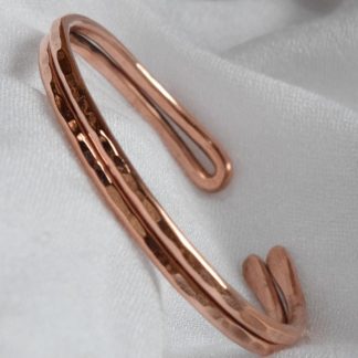 bracelet en cuivre forgé avec 2 fils