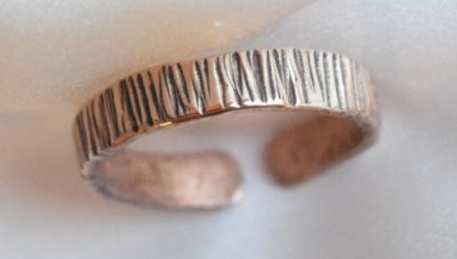 anello in bronzo a fascia battuta