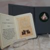 Geschenkbox-mit-Buch-und-Ginkgo-Biloba-Blatt