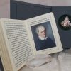 caja-de-regalo-con-libro-y-hoja-de-ginkgo-biloba