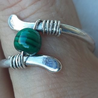 Кельтское кольцо из серебра с малахитом