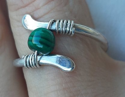 Кельтское кольцо из серебра с малахитом
