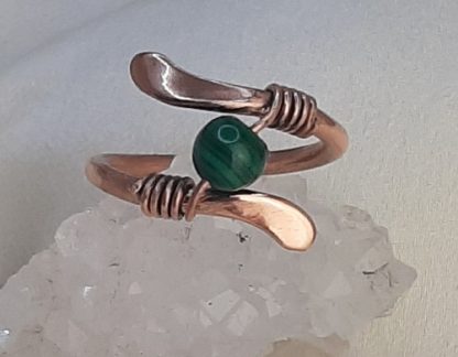 Bague celtique en cuivre avec malachite