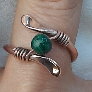 Bague celtique en cuivre avec malachite