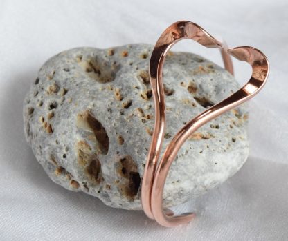 pulsera de cobre en forma de corazón