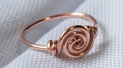 Anillo de cobre en forma de rosa