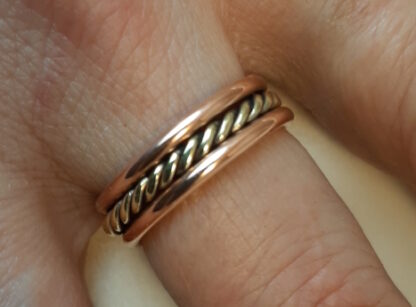 anello rapunzel su mano in rame con treccia in ottone