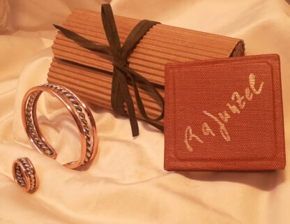 Conjunto “Rapunzel”: anillo y pulsera en cobre y plata con su Tiny Book, en caja de regalo - Imagen 2