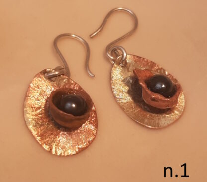 Corolla earrings with hematite pearl - Image 3