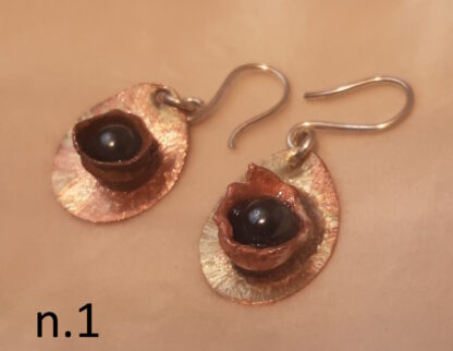 Corolla earrings with hematite pearl - Image 2